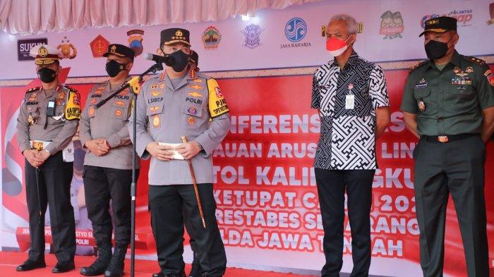 Ganjar dampingi Kapolri Jenderal Listyo Sigit Prabowo tinjau Pos Terpadu di GT Kalikangkung (1)