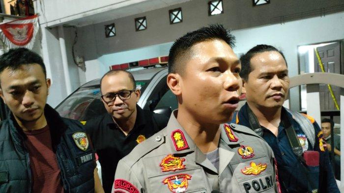 Kapolres Tangsel AKBP Sarly Sollu mengatakan karyawati Total Buah Segar, R (31) yang tewas dibunuh di kamar mess-nya, Sabtu (17/12/2022) mendapat luka di area leher dan dada. Sarly mengatakan pihaknya sudah mengidentifikasi pelaku dan tengah memburunya.
