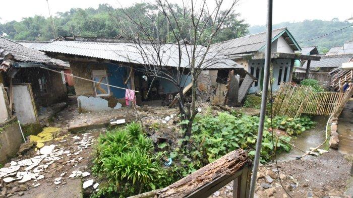 Kondisi rumah warga yang rusak berat akibat guncangan gempa di Cianjur