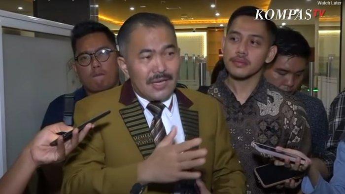 Kuasa hukum keluarga Brigadir J, Kamaruddin Simanjuntak menilai bantahan Kabareskrim soal pernikahan Ferdy Sambo upaya menutupi motif pembunuhan Brigadir J yang sebenarnya.