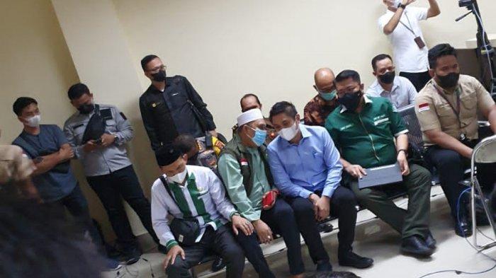 Mardani H Maming hadir menggunakan kemeja berwarna biru dan