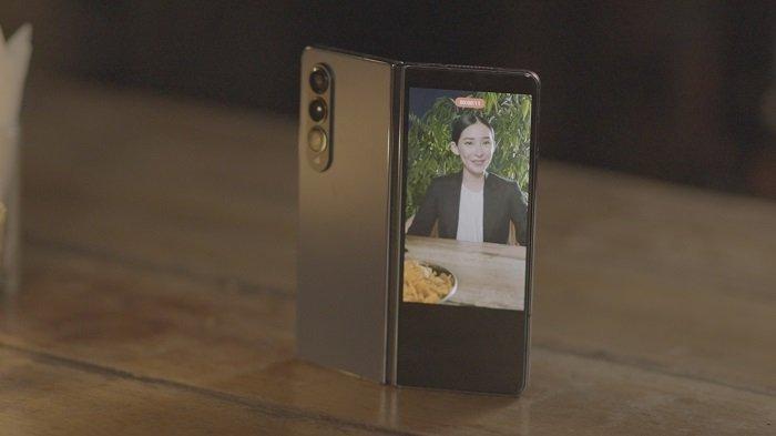 Nicoline Patricia vlogging dengan rear camera pada Samsung Galaxy Z Fold4 5G