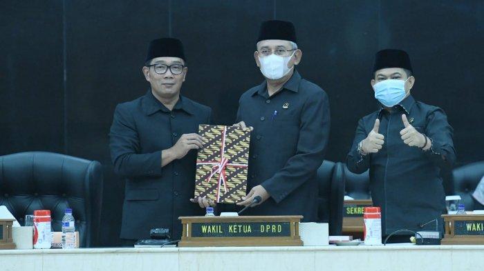 Ridwan Kamil menyampaikan laporan pertanggungjawaban APBD tahun 2021 (2)