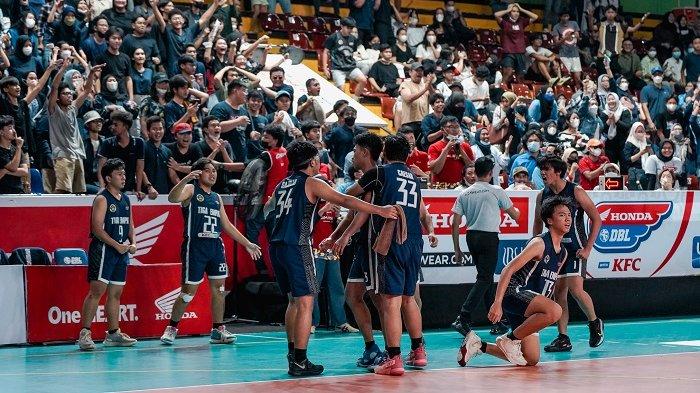 Sejumlah penggawa dari tim basket putra SMAN 34 Jakarta memeluk Rama Fairuz