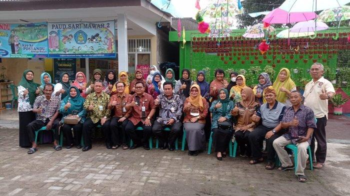 Sekretaris Daerah Kabupaten Bekasi, Dedy Supriyadi saat meninjau langsung Posyandu Sari Mawar 2 (1)