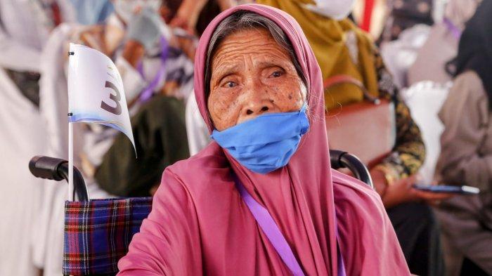 Seorang lansia menghadiri peringatan Hari Lanjut Usia Nasional ke-26 (1)