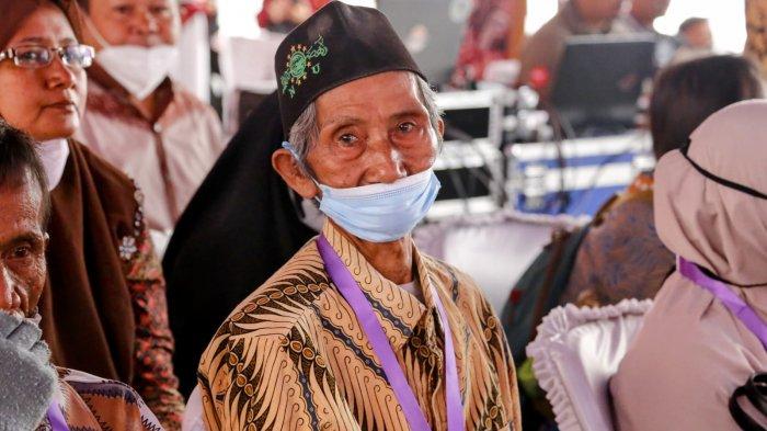 Seorang lansia menghadiri peringatan Hari Lanjut Usia Nasional ke-26