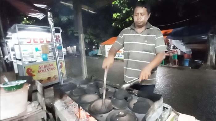 Dul, pemilik Pondok Serabi Berkah, di balik wajan-wajan serabinya. Dia ingin melestarikan penganan tradisional daerahnya.