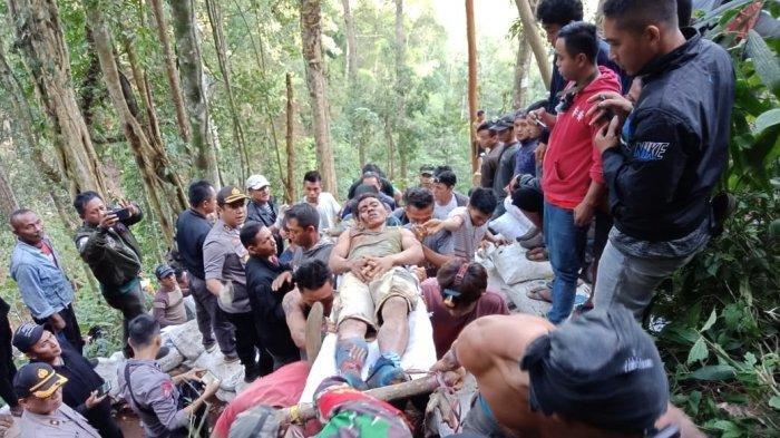 Foto-foto evakuasi korban longsor di Bakan yang terjadi pada Selasa (26/2/2019)