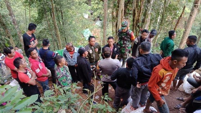 Foto-foto evakuasi korban longsor di Bakan yang terjadi pada Selasa (26/2/2019)