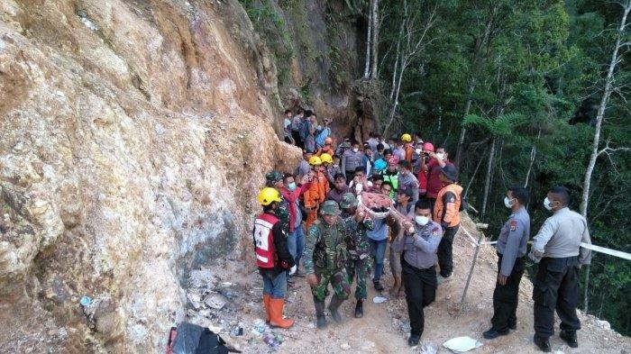 Foto-foto evakuasi korban longsor di Bakan yang terjadi pada Selasa (26/2/2019).