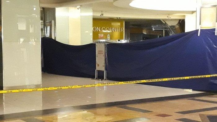 Garis polisi terpasang menuju food court di lantai 4 Mal Taman Anggrek, Tanjung Duren, Jakarta Barat?, Rabu (20/2/2019).