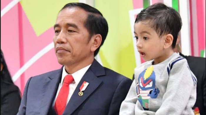 Jokowi ditemani cucunya Jan Ethes menonton pembukaan Asian Para Games 2018 pada Sabtu (6/10/2018)