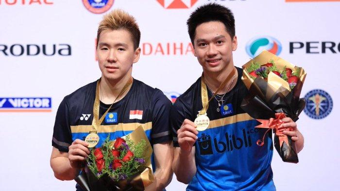Marcus Fernaldi Gideon/Kevin Sanjaya Sukamuljo setelah sukses memenangi partai final Malaysia Masters 2019 yang digelar Minggu (20/1/2019).
