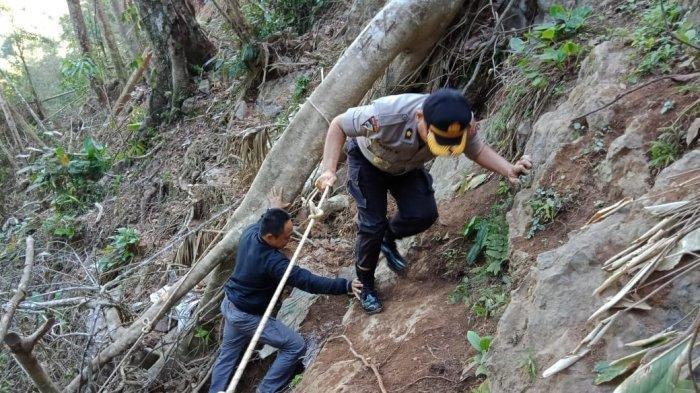 Sulitnya medan menuju lokasi longsor di tambang Bakan, Selasa (26/2/2019).