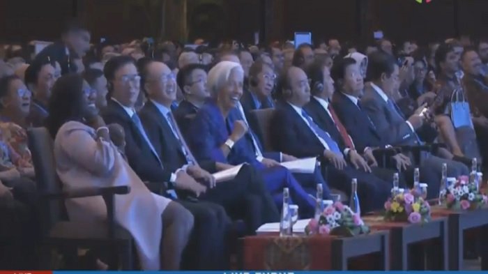 Tawa Direktur Pelaksana IMF Lagarde bersama para hadirin di IMF, Jumat (12/10/2018)