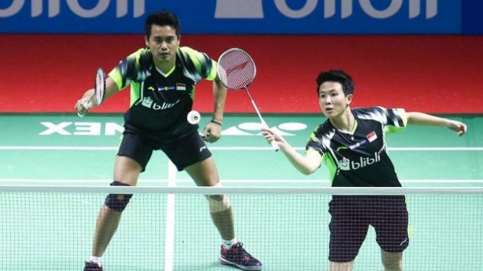 Pasangan ganda campuran Indonesia, Tontowi Ahmad/Liliyana Natsir, mengembalikan kok ke arah Tan Kian Meng/Lai Pei Jing (Malaysia) pada babak pertama Indonesia Open 2018 yang berlangsung di Istora Senayan, Jakarta, Selasa (2/7/2018).